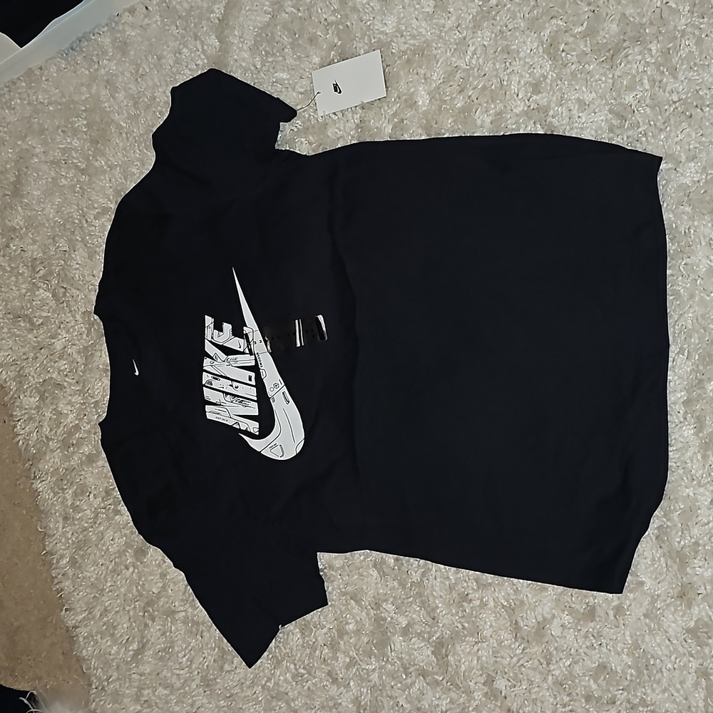 NWT Men's Nike Black T-shirt (medium)